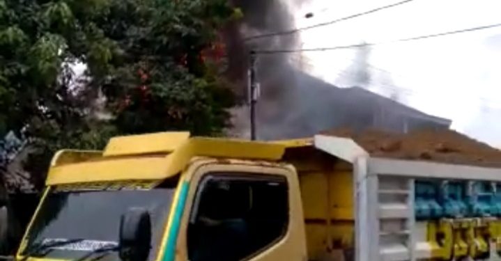 TRAGIS! ! Diduga Akibat Bermain Korek Api, Api Sambar Kendaraan Bermotor Jenis Vespa yang Bocor, Hingga Terjadi Ledakan dan Kebakaran di Sebuah Rumah Kp Situ Tengah, Desa Cempakamekar, Bandung Barat