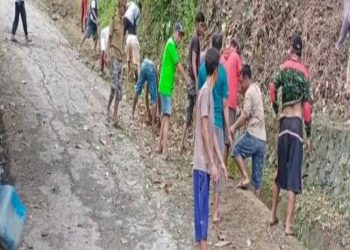 Dengan Semangat Warga Herlang Bergotong Royong Memperbaiki Jalan