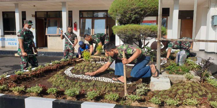 Kogartap II/Bandung, Anggota Detasemen Markas Kogartap II/Bandung buat taman di Halaman Perkantorannya guna Memperindah Lingkungan