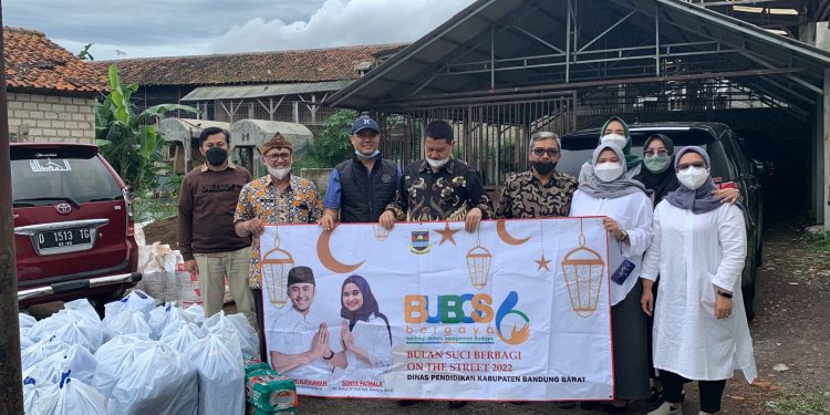 Dinas Pendidikan Kab. Bandung Barat serahkan 200 paket Rantang Cinta pada Yayasan Al Furqon Desa Jambudipa, Cisarua, Kab. Bandung Barat