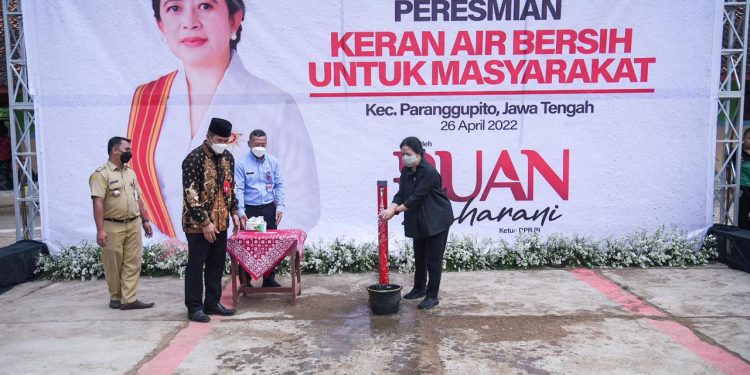 Puan Maharani Resmikan Sambungan Air Bersih, Warga Gendayakan Berdo’a Puan jadi Presiden