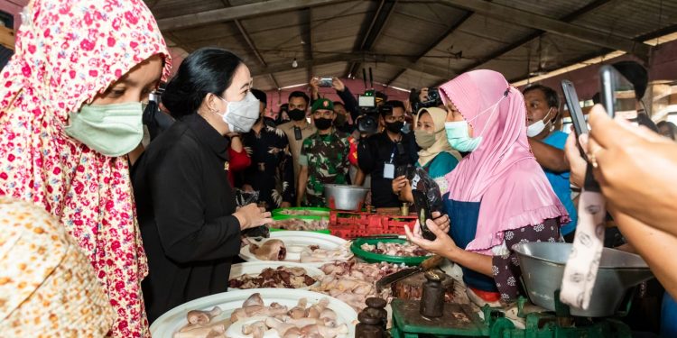 Puan berdialog dengan sejumlah Pedagang Pasar Jungke Karanganyar, saat Blusukan Cek Harga Pangan