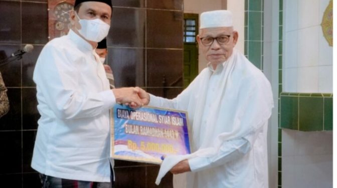 Tarawih Bersama di Masjid Besar At-Taqwa Palanro, Bupati Barru : Semoga Kita Tetap Sehat & Penuh Berkah di Bulan Ramadhan.