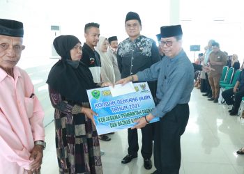 Serahkan Bantuan Bencana Alam, Bupati Barru: Semoga Bisa Meringankan Beban Korban