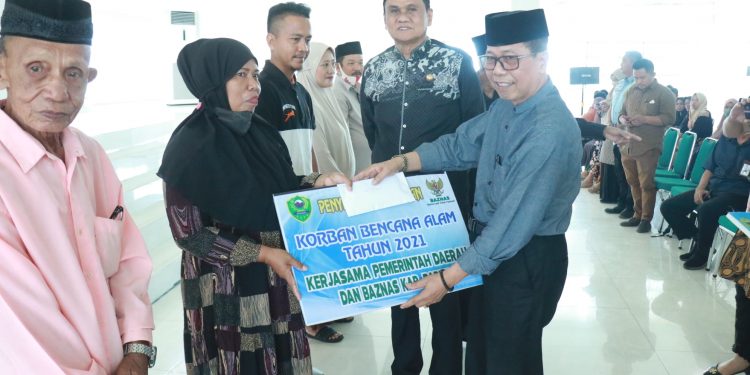 Serahkan Bantuan Bencana Alam, Bupati Barru: Semoga Bisa Meringankan Beban Korban