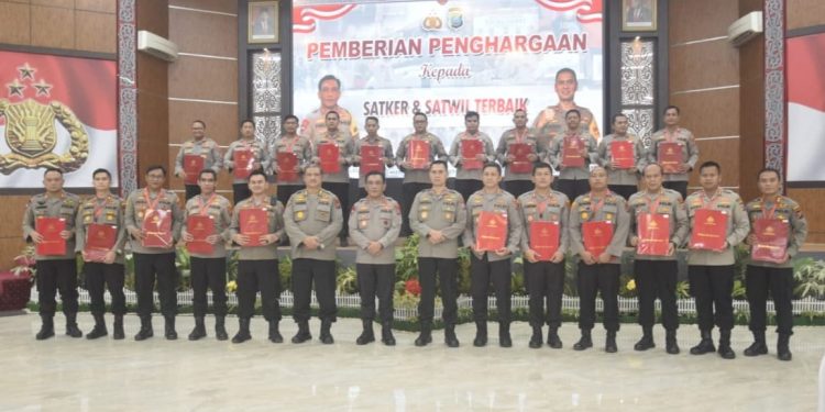 Kapolres Asahan Terima Tiga Penghargaan dari Kapolda dan Wakapolda Sumut