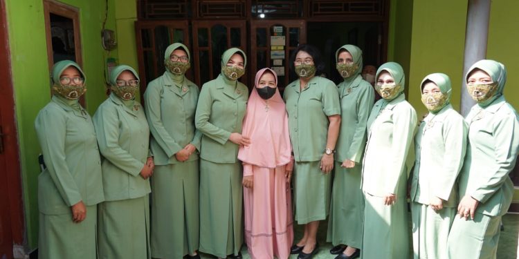 Persit KCK Koorcab Rem 071, Berbakti Pada Warakawurinya dan Peduli Panti Asuhan