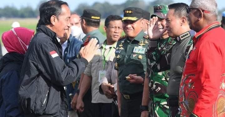 Presiden Joko Widodo dan Ibu Iriana Joko Widodo melanjutkan perjalanan menuju Kabupaten Kepulauan Tanimbar, Provinsi Maluku .