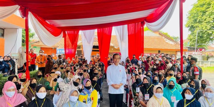 Presiden Pantau Langsung Pembagian BLT BBM di Lampung