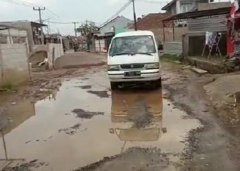 MIRIS..!! Jalan Kabupaten Bandung Barat , Penghubung antara Desa Cipatik – Citapen Rusak Parah. Kapan ya Diperbaiki!?