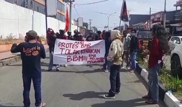 Mahasiswa yang Tergabung dalam Gerakan Mahasiswa Revolusioner, Tolak Kenaikan BBM dengan gelar Unras Depan Mall Wisata UIT Bulukumba