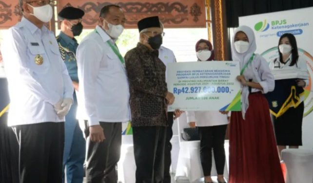 Pastikan 926 Anak Pekerja Tak Putus Sekolah, Wapres Serahkan Manfaat Beasiswa BPJS Ketenagakerjaan
