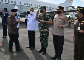 Pangdam XII/Tanjungpura, Mayjen TNI Sulaiman Agusto, S.I.P., M.M., menyambut kedatangan Wakil Presiden Republik Indonesia Prof. Dr. (H.C.) K.H. Ma’ruf Amin beserta rombongan di Bandara Supadio, Kubu Raya, Kalimantan Barat.