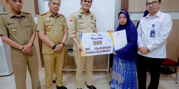 Penghormatan Para Purna ASN, Bupati Ir. H.Suardi Saleh,M.Si Serahkan SK Pensiun dan THT di Ruang Kerja Bupati Barru