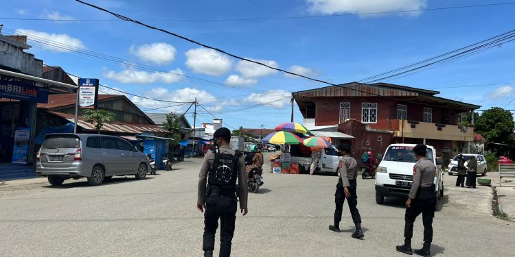 Lebih Bermasyarakat, Samapta Polres Mamuju Tengah Rutin Patroli Jalan Kaki
