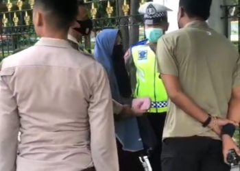 SIGAP..!! Paspampres Amankan Perempuan Bersenjata Api