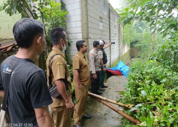 Akibat Longsor 1 Rumah Warga Desa Ciptagumati, Bandung Barat Ambruk ,Sigap Kepala Desa meninjau ke Lokasi Kejadian