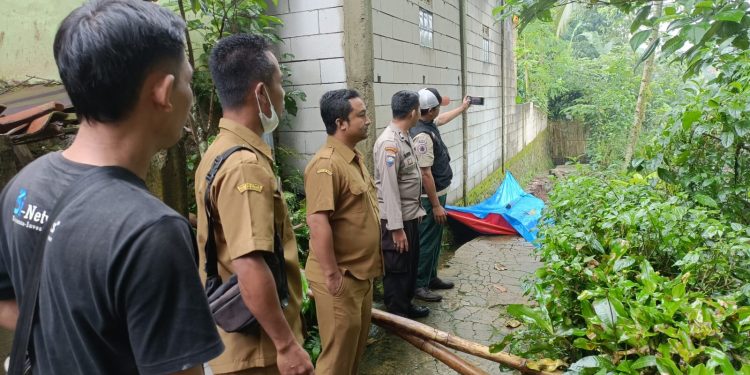Akibat Longsor 1 Rumah Warga Desa Ciptagumati, Bandung Barat Ambruk ,Sigap Kepala Desa meninjau ke Lokasi Kejadian