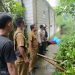 Akibat Longsor 1 Rumah Warga Desa Ciptagumati, Bandung Barat Ambruk ,Sigap Kepala Desa meninjau ke Lokasi Kejadian