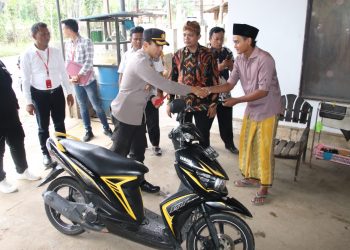 Kapolres Sumenep antar langsung Sepeda Motor Hasil Curian yang Berhasil diungkap Satreskrim Polres Sumenep, Madura, Jatim, pada Pemiliknya