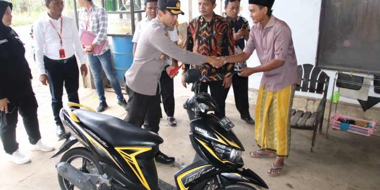 Kapolres Sumenep antar langsung Sepeda Motor Hasil Curian yang Berhasil diungkap Satreskrim Polres Sumenep, Madura, Jatim, pada Pemiliknya