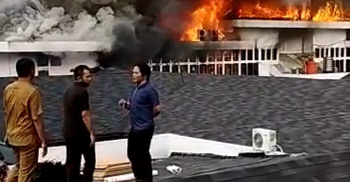 Telah terjadi Kebakaran di Balai Kota Bandung ,tepatnya di Ruangan Badan Perencanaan Penelitian dan Pengembangan Kota Bandung (BAPPELITBANG).