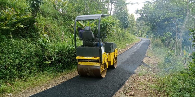 CV PURNAMA PRIMA Turut Membangun Perbaikan Jalan di Desa – desa Bandung Barat, untuk Menunjang Transportasi, Tingkatkan Ekonomi & Kesejahteraan Warga.