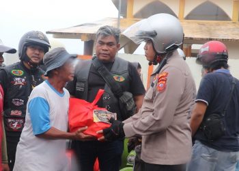 Diantar Ratusan Motor Komunitas Vespa, Kapolres Sukabumi bagikan Sembako