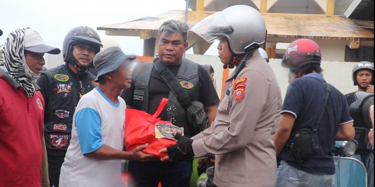 Diantar Ratusan Motor Komunitas Vespa, Kapolres Sukabumi bagikan Sembako