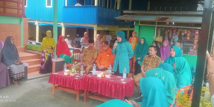 Ketua TP.PKK Kab.Barru Hasnah Syam Salurkan Bantuan Korban Angin Puting Beliung di Desa Pancana
