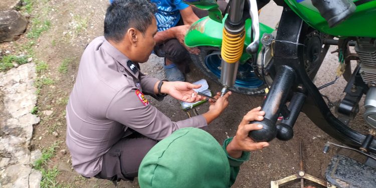 Luar Biasa, Anggota Polres Barru Aiptu Nur Adrian Perbaiki Motor Sampah dipinggir Jalan Kota Barru