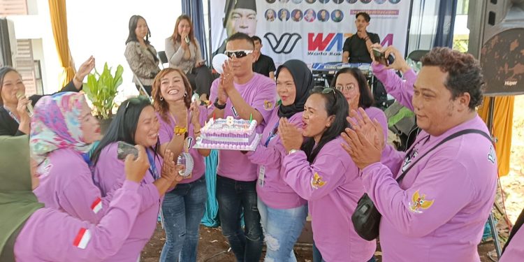 Kerjasama Dengan Bupati KBB HUT Media Warna ke-8 Bagikan 100 Sembako
