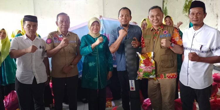 Hj.Hasnah Syam Salurkan Bantuan pada Korban Bencana di Balusu dan Mallusettasi
