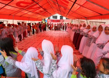 Berbagi Kebahagiaan dengan Anak-anak Penyintas Gempa Cianjur, Pegawai PLN Mengajar di Sekolah Darurat
