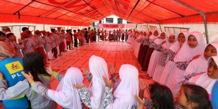 Berbagi Kebahagiaan dengan Anak-anak Penyintas Gempa Cianjur, Pegawai PLN Mengajar di Sekolah Darurat