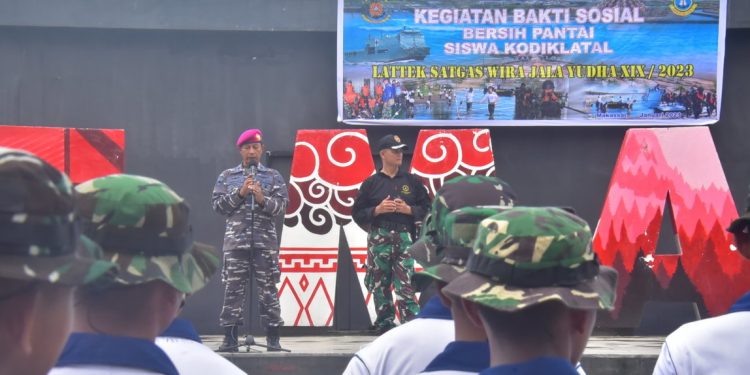 Lantamal VI Makassar Bersama Ratusan Siswa Pelayaran Wira Jala Yudha XIX/2023 Laksanakan Bersih Pantai di Kota Makassar