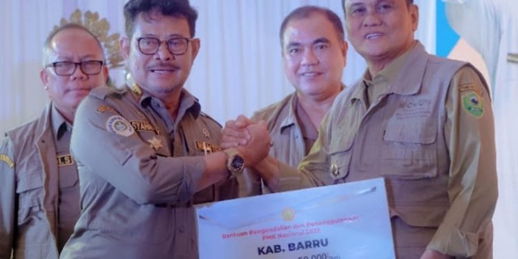 Kick Off Vaksinasi PMK Nasional, Mentan SYL Mengharap Anggota DPR-RI Hasnah Syam Kawal Program kami Dibarru