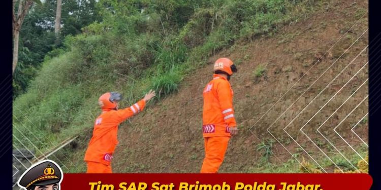 Tim SAR Sat Brimob Polda Jabar, Laksanakan Patroli Cek Tebing Rawan Longsor di Wilayah Kecamatan Lembang