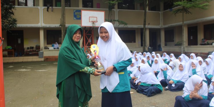 KEREN!!! Alumni SD MUHAMMADIYAH 1 Comal Pemalang Meraih Juara I Lomba Kaligrafi