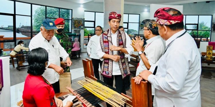 Presiden Jokowi Kunjungi Sentra Tenun Kabupaten Jembrana
