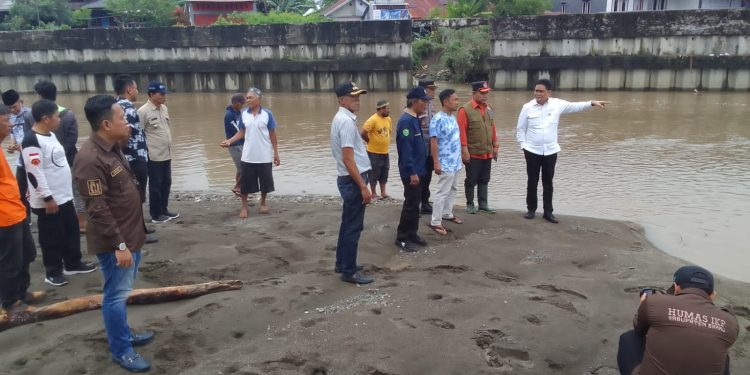 Bupati Suardi Saleh Kunjungi Warga yang Terdampak Banjir di Bojo Baru Mallusettasi