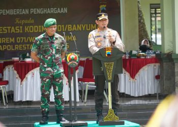 Penghargaan Danrem Wijayakusuma Untuk Babinsa Sumpiuh Tangkap Pelaku Curanmor