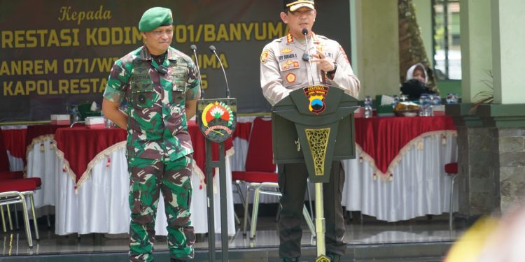 Penghargaan Danrem Wijayakusuma Untuk Babinsa Sumpiuh Tangkap Pelaku Curanmor