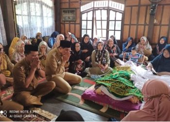 Pemda Barru Berduka : Bupati Suardi Saleh Melayat Dirumah Duka Almarhumah A.Kumalasari,SP Dimangkoso