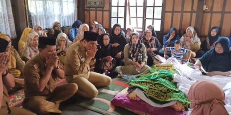 Pemda Barru Berduka : Bupati Suardi Saleh Melayat Dirumah Duka Almarhumah A.Kumalasari,SP Dimangkoso