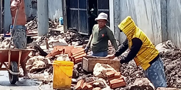 SABAR..! SABAR..! dan TUNGGU..!Bosan Menunggu Janji, Warga Teuku Umar 13 Makassar Buat Drainase Secara Swadaya
