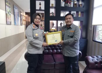 Mahija Abhinaya Paramesti Social Humanity Subang beri Penghargaan pada Polres Subang atas Peduli Program Pelatihan Ekonomi Kreatif dan Warga Miskin melalui Program Rutilahu.