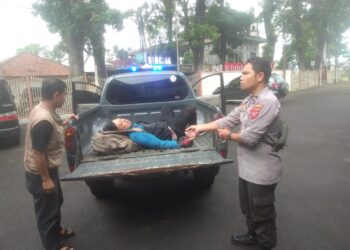 Kabid Humas Polda Jabar : Polisi Bantu Evakuasi Korban Kecelakaan Lalu Lintas Pengendara Sepeda Motor Tabrak Truk