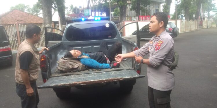 Kabid Humas Polda Jabar : Polisi Bantu Evakuasi Korban Kecelakaan Lalu Lintas Pengendara Sepeda Motor Tabrak Truk