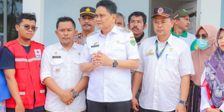 Bupati Barru Serahkan Bantuan Pada Korban Bencana Angin Puting Beliung di Lalolang Tanete Rilau